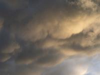 Gelblich leuchtende Wolkenfront mit noppenartiger Unterseite